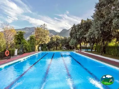 Piscina con vistas a la montaña del Camping Las Lomas, Güejar Sierra (Granada)