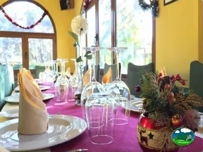 Restaurante interior con mesa decorada del Camping Las Lomas, Güejar Sierra (Granada)
