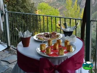 Restaurante con vistas a la montaña, mesa servida del Camping Las Lomas, Güejar Sierra (Granada)