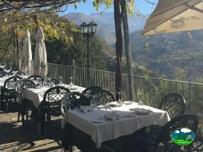 Restaurante con vistas a la montaña del Camping Las Lomas, Güejar Sierra (Granada)