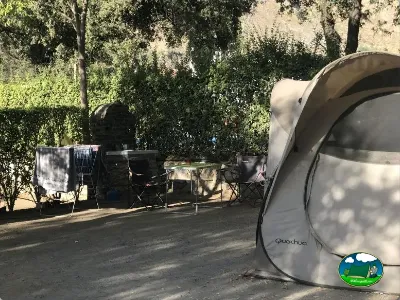 Parcela con tienda de acampada y mobiliario del Camping Las Lomas, Güejar Sierra (Granada)