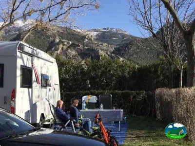 Mobil-home con vistas a la montaña, parcela con familia del Camping Las Lomas, Güejar Sierra (Granada)