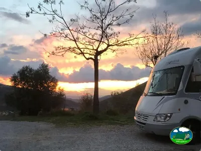 Mobil-home con vistas a la montaña al atardecer del Camping Las Lomas, Güejar Sierra (Granada)