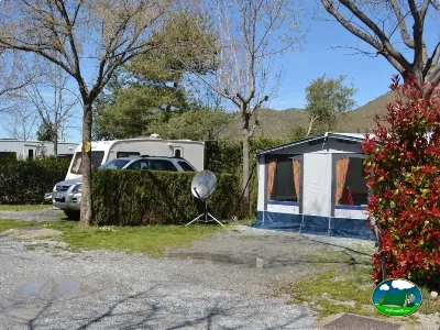 Parcela con tienda de acampada y mobil-home, entorno montaña del Camping Las Lomas, Güejar Sierra (Granada)