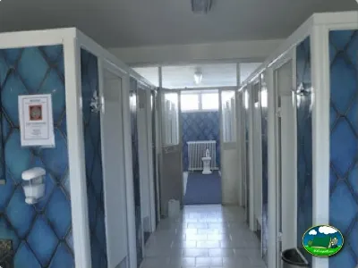 Aseos con duchas y sanitarios del Camping Las Lomas, Güejar Sierra (Granada)