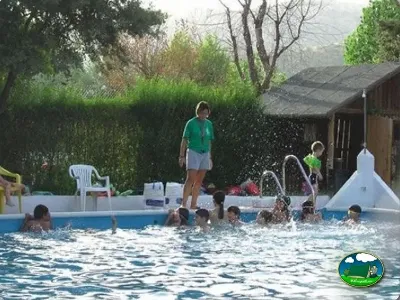 Piscina con parque infantil y animación familiar del Camping Las Lomas, Güejar Sierra (Granada)