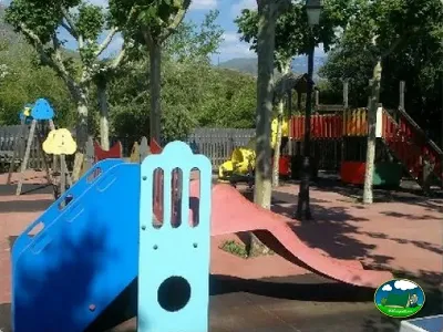 Parque infantil con vistas a la montaña del Camping Las Lomas, Güejar Sierra (Granada)