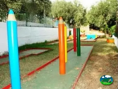Parque infantil con pistas de minigolf y lápices de colores del Camping Las Lomas, Güejar Sierra (Granada)