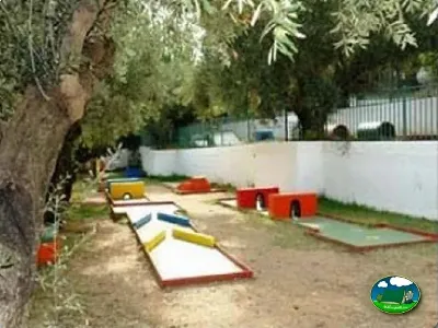 Parque infantil con juegos de minigolf y casetas del Camping Las Lomas, Güejar Sierra (Granada)