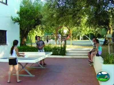 Parque infantil con zona de juegos y áreas verdes del Camping Las Lomas, Güejar Sierra (Granada)