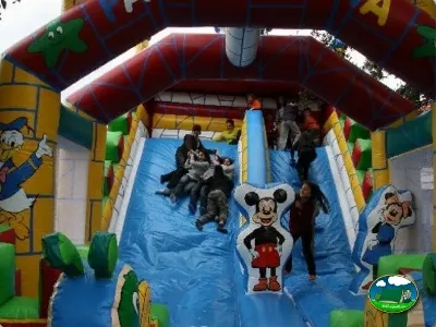 Parque infantil con tobogán inflable del Camping Las Lomas, Güejar Sierra (Granada)