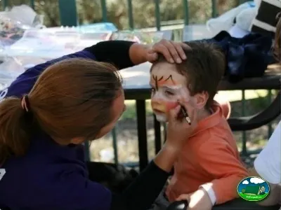 Parque infantil, actividades con pintura facial del Camping Las Lomas, Güejar Sierra (Granada)