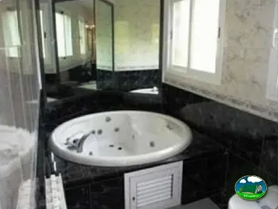 Jacuzzi en baño de mobil-home del Camping Las Lomas, Güejar Sierra (Granada)
