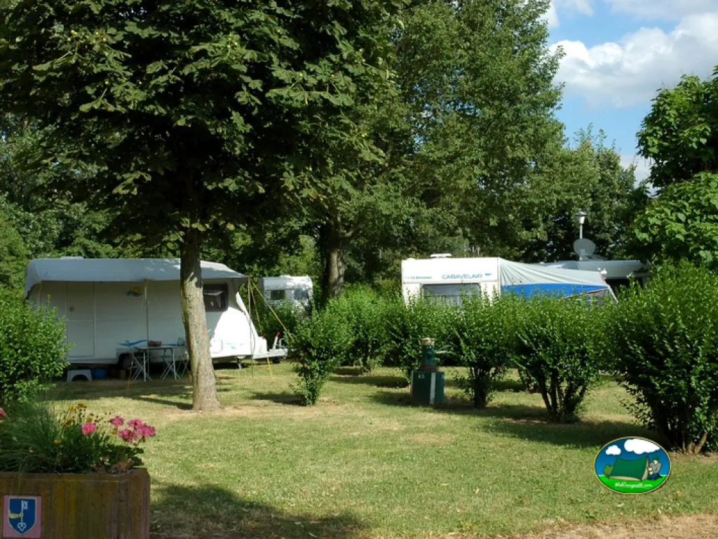 Parcela de acampada arbolada