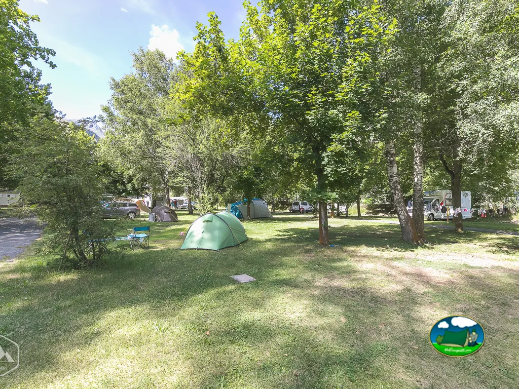 Parcela con tienda de acampada