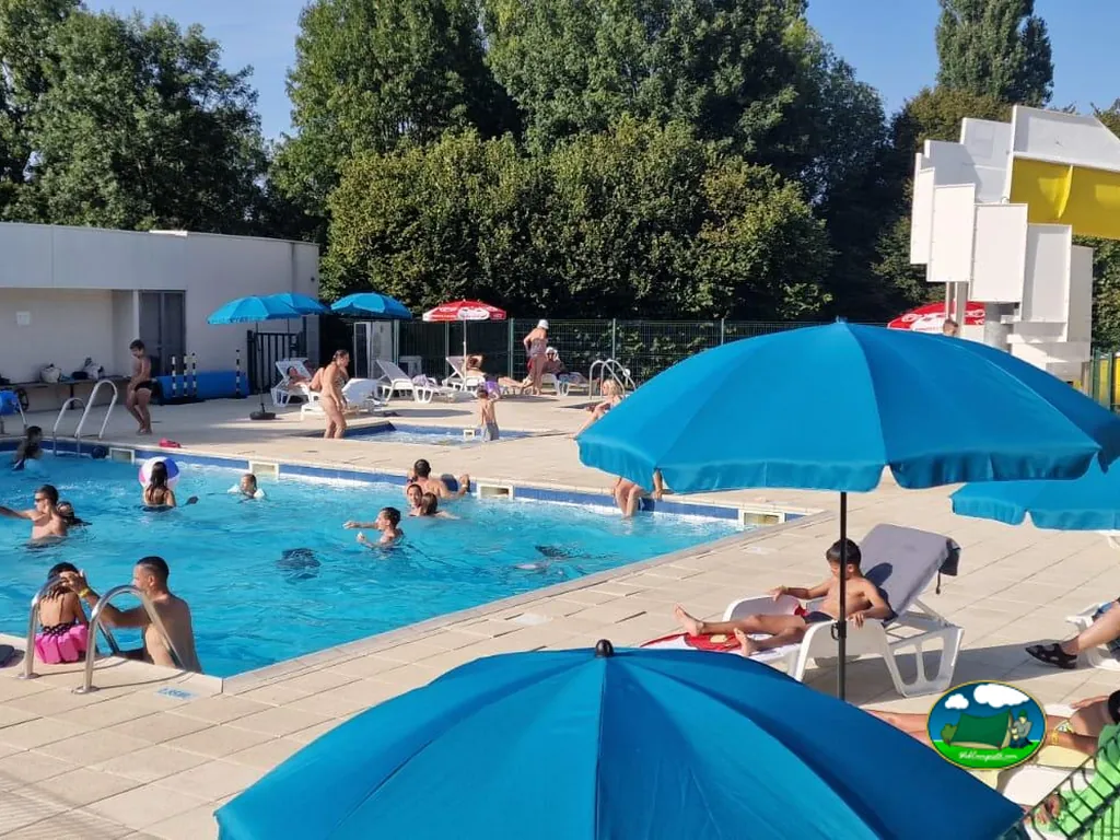piscina con sombrillas
