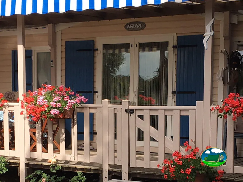 Bungalow con terraza florida