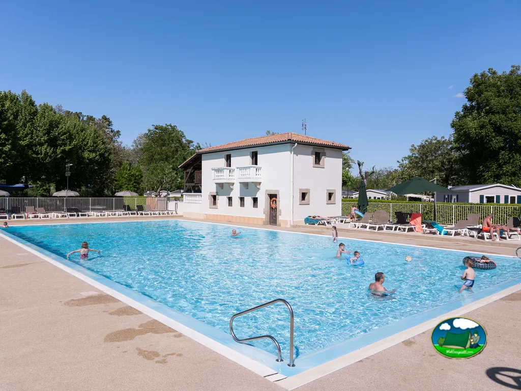 Piscina exterior con solárium