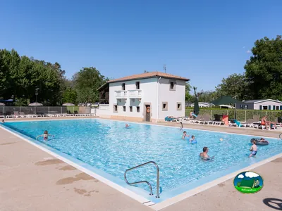 Piscina exterior con solárium