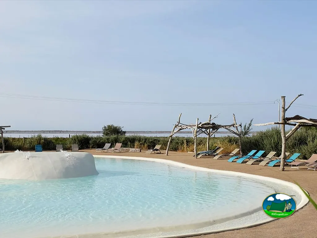 piscina con tumbonas