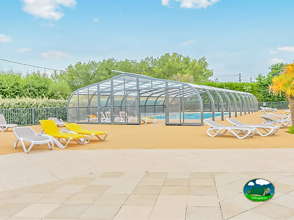Piscina cubierta con tumbonas