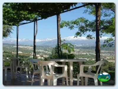 Terraza con vistas a la montaña nevada del Camping Granada, Granada (Granada)