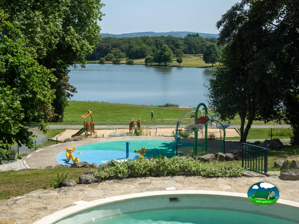 piscina junto al lago