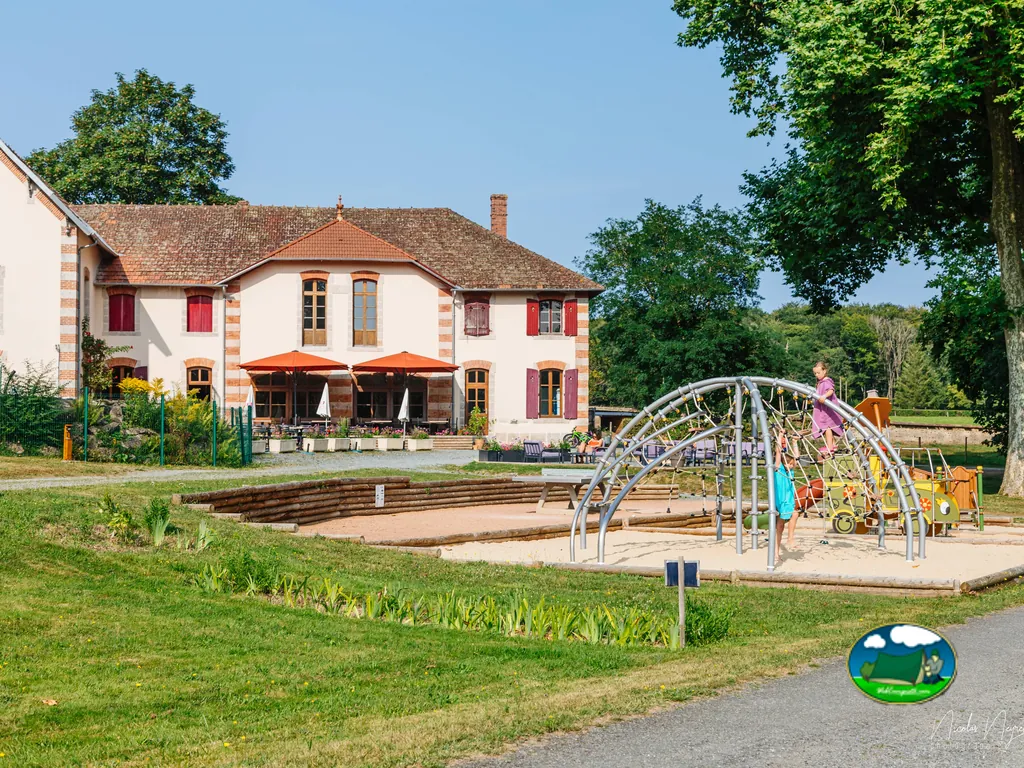 parque infantil y restaurante