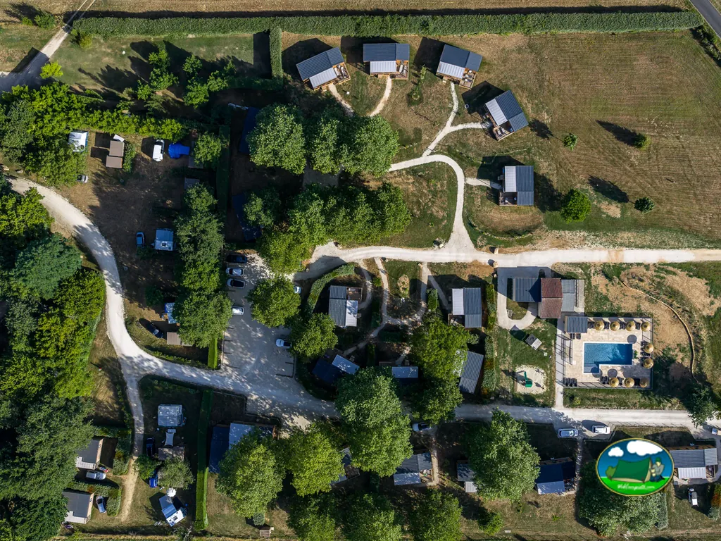 piscina y bungalows
