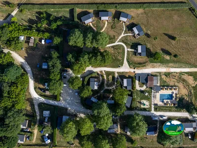 piscina y bungalows
