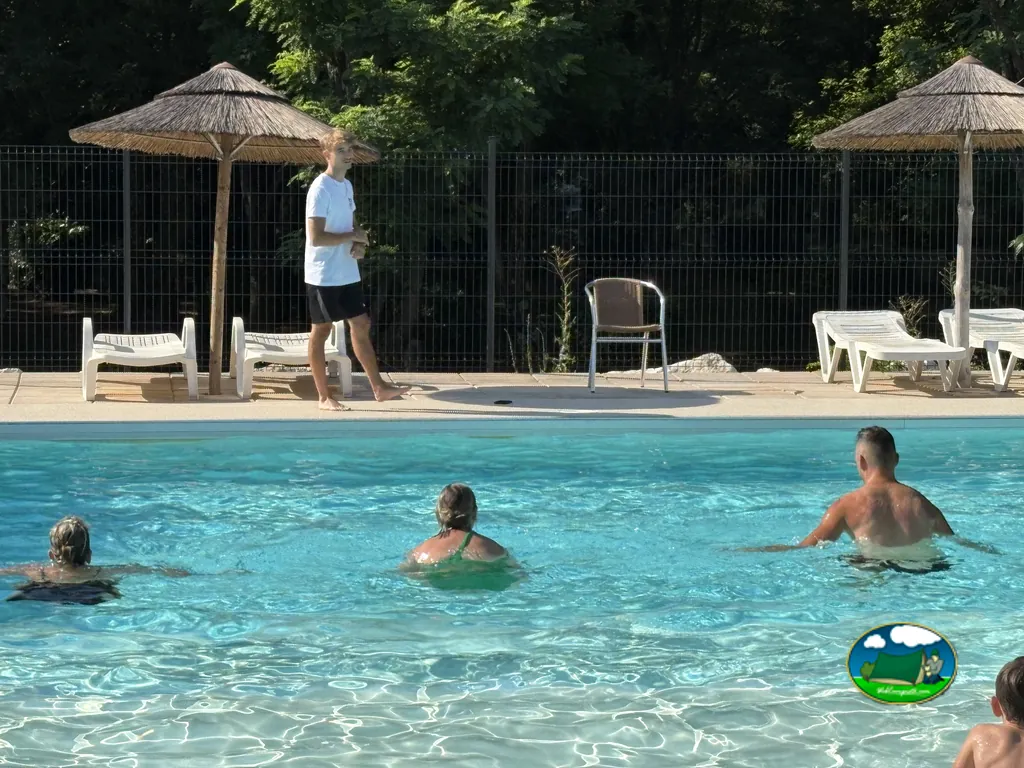 Piscina con sombrillas