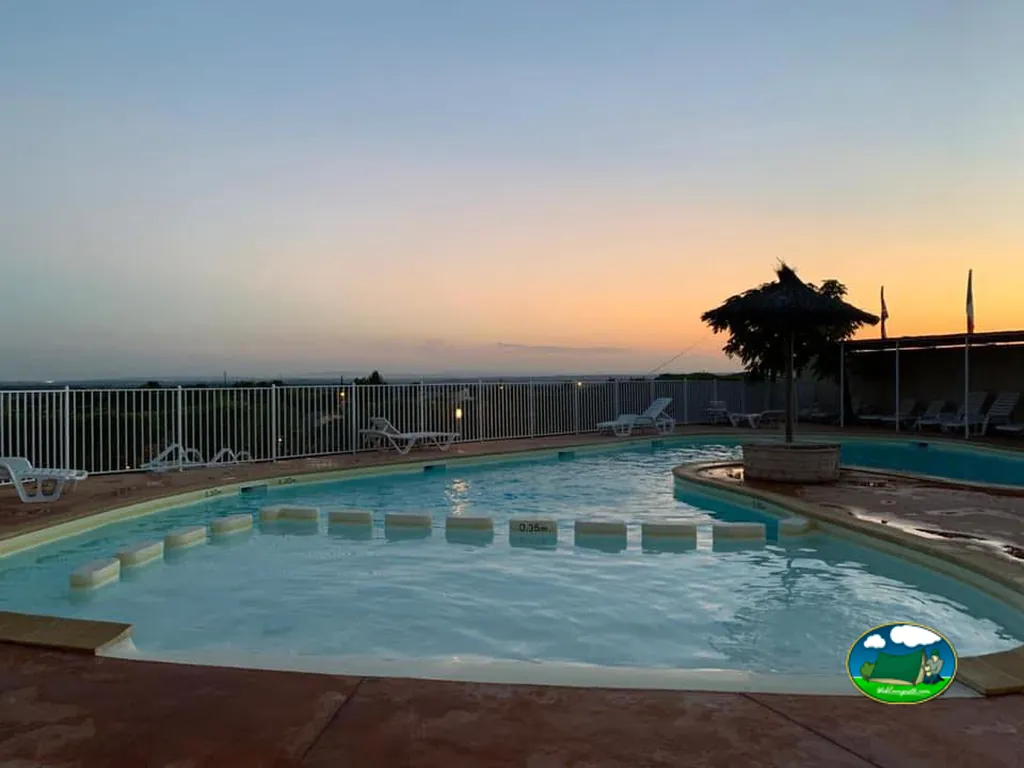 piscina al atardecer