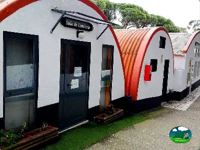 Glamping cabaña vintage con techo rojo del Camping C.C.L., Costa de Caparica (Setúbal)