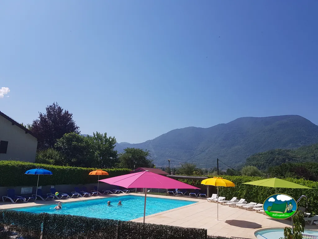 Piscina con a la montaña