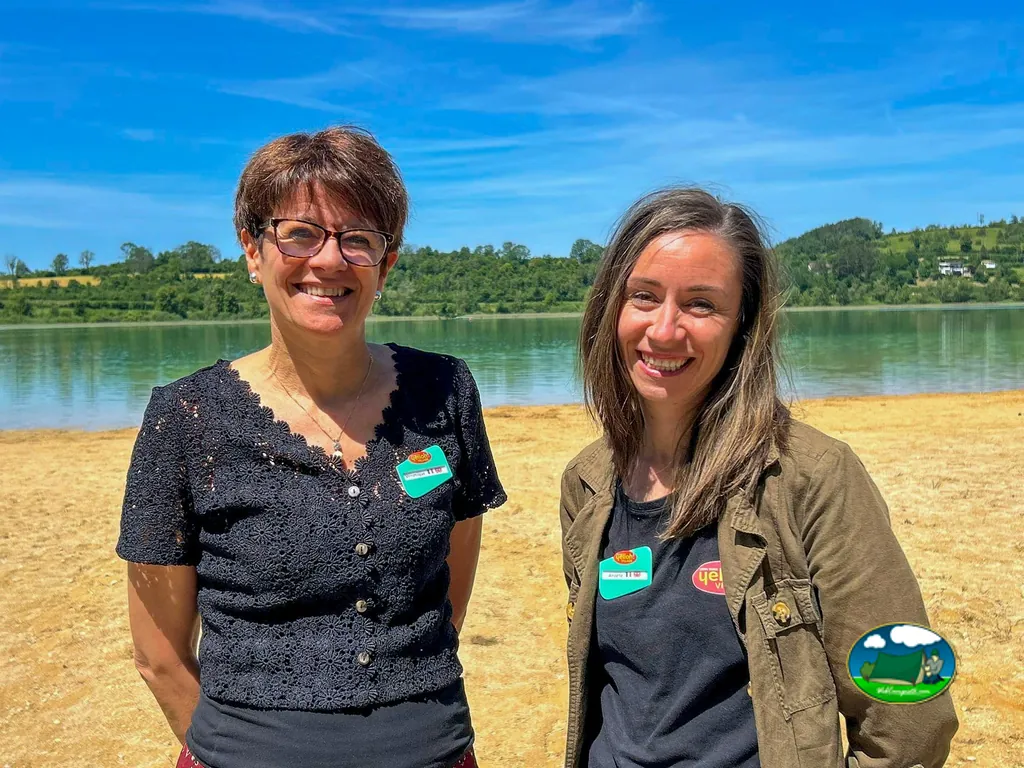 dos trabajadoras sonrientes