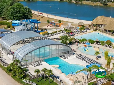 Piscina junto al lago