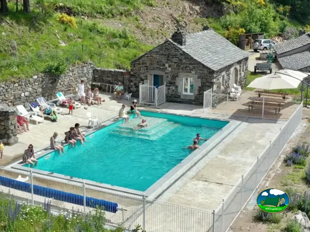 Piscina junto a la montaña
