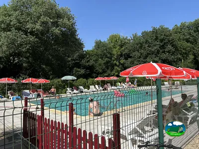 piscina con bañistas