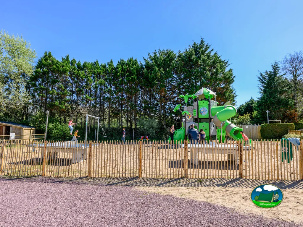 Parque infantil con toboganes