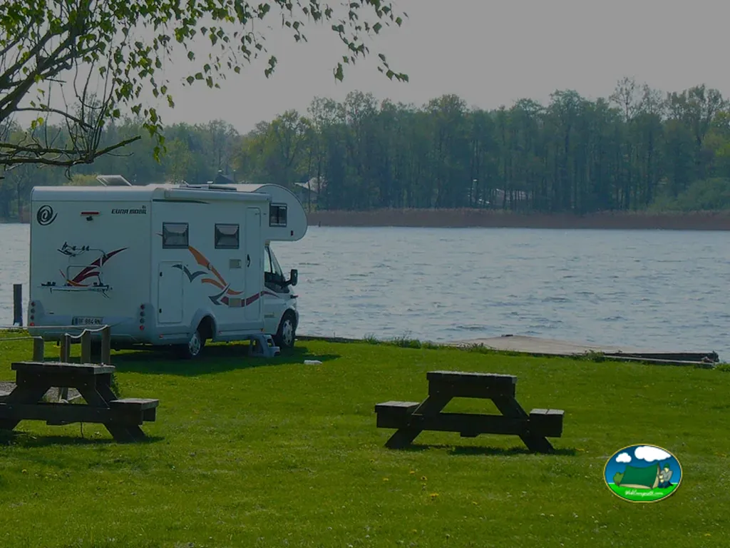 autocaravana junto al lago