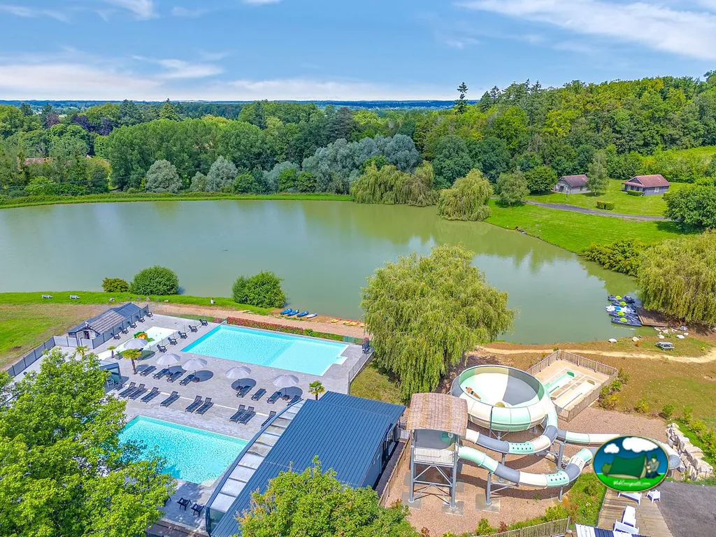 Piscina junto al lago