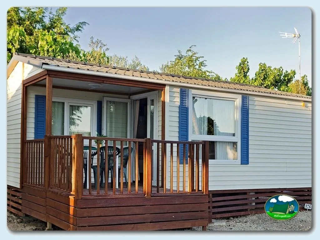 Mobil-home con terraza y vistas al jardín del Camping Carlos III, La Carlota (Córdoba)