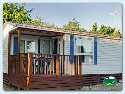 Mobil-home con terraza y vistas al jardín del Camping Carlos III, La Carlota (Córdoba)