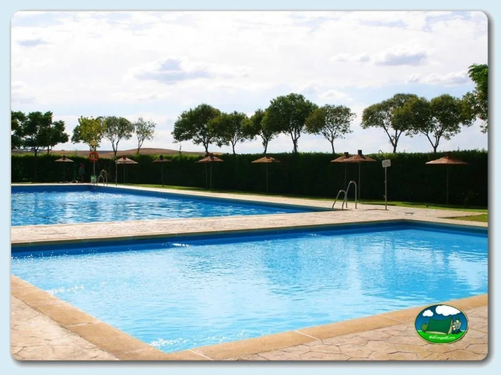 Piscina con vistas a la montaña y áreas de sombra del Camping Carlos III, La Carlota (Córdoba)