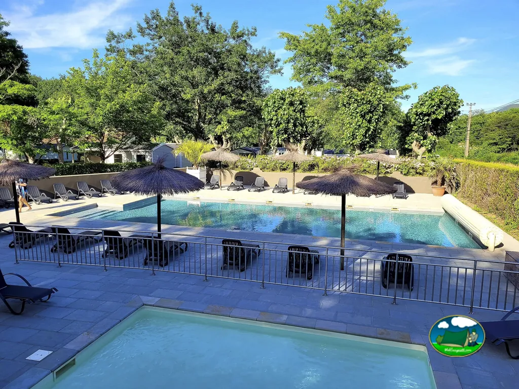 Piscina con sombrillas