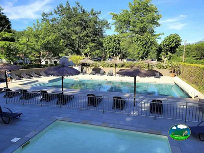 Piscina con sombrillas
