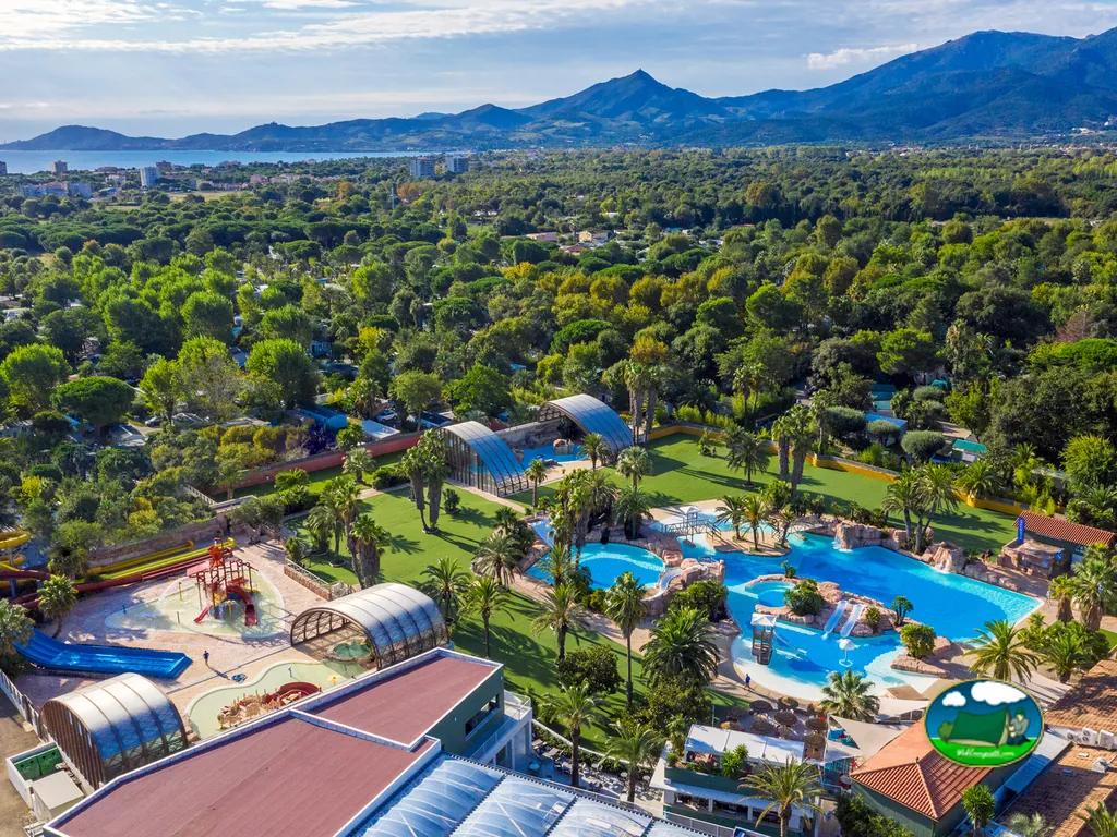 Piscina con a la montaña