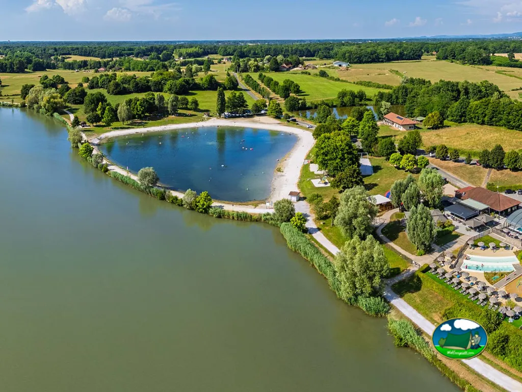 Piscina junto al lago