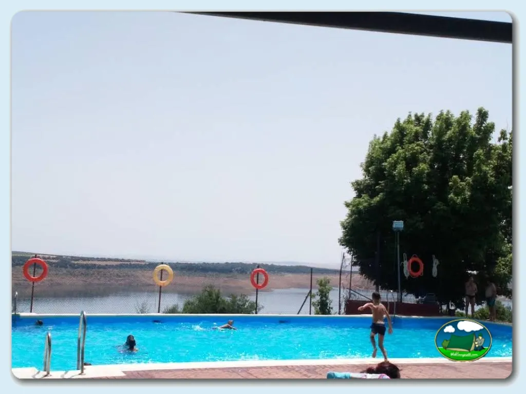 Piscina con vistas al lago del Camping La Breña, Almodovar (Córdoba)