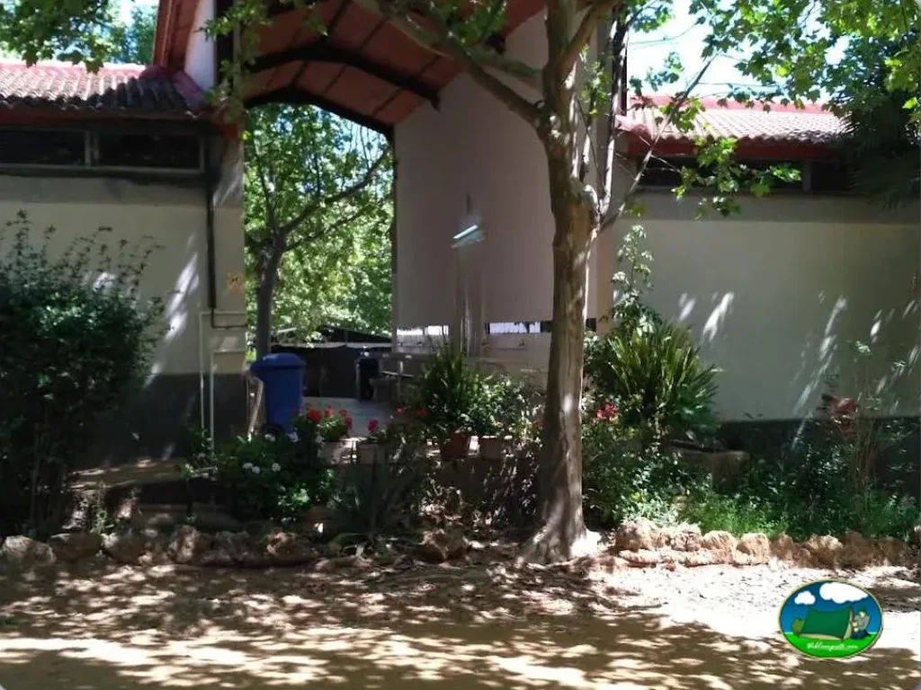 Parcela con pérgola y aseos del Camping La Breña, Almodovar (Córdoba)